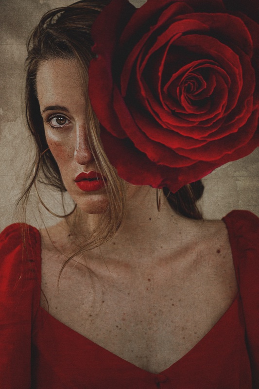 Autorretrato de Mara Saiz con una rosa