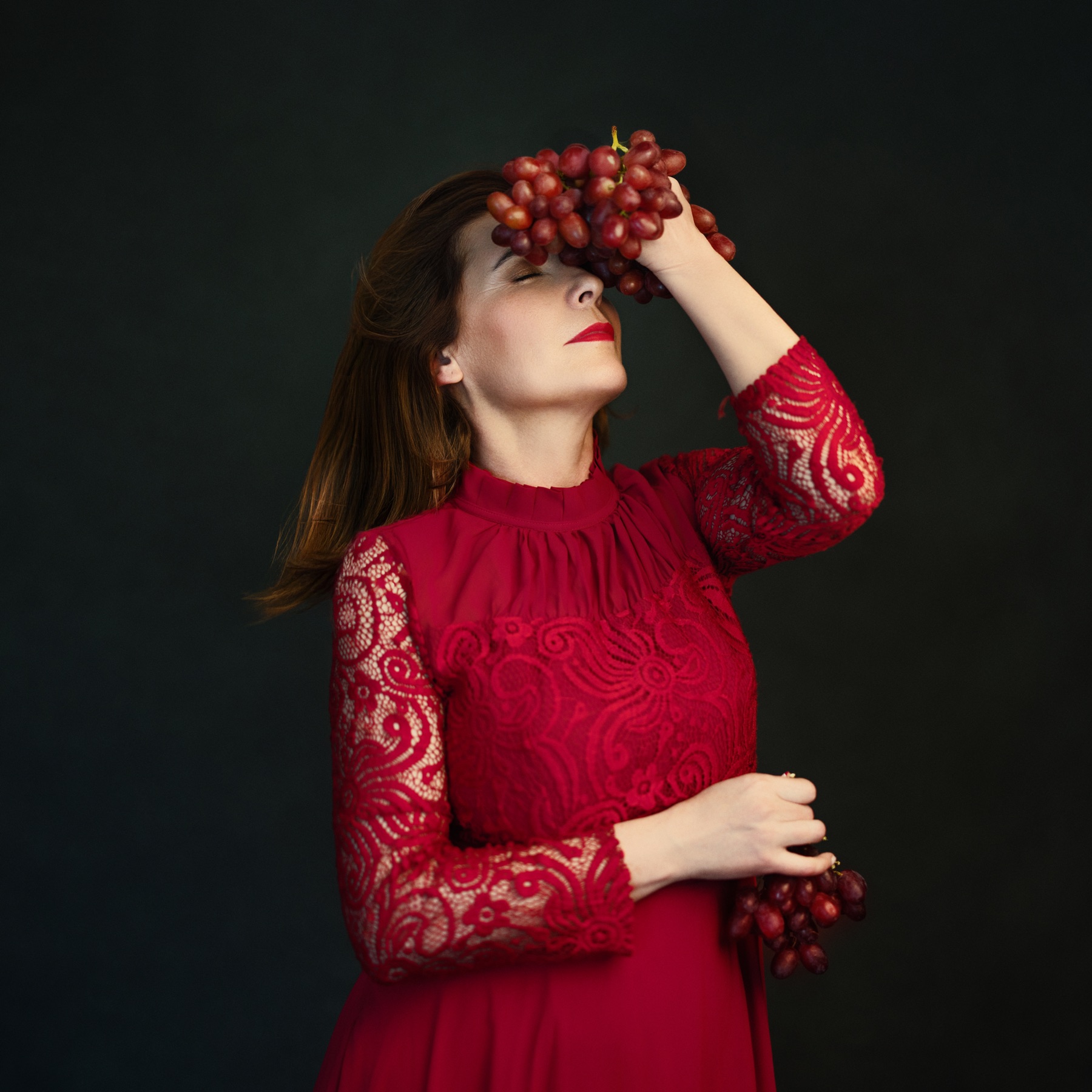 Fotografía final de sesión artística, retrato de mujer con luz natural